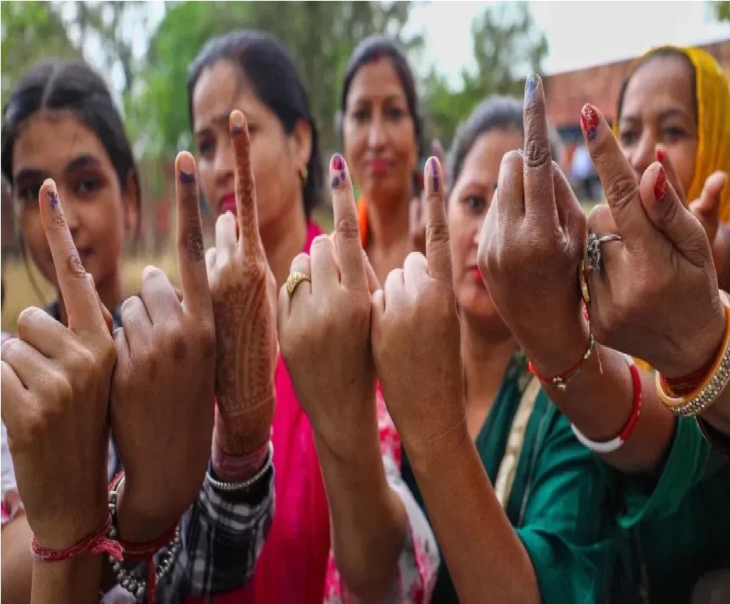 New Delhi: बिहार चुनावों में महिलाओं पर दांव के निहितार्थ